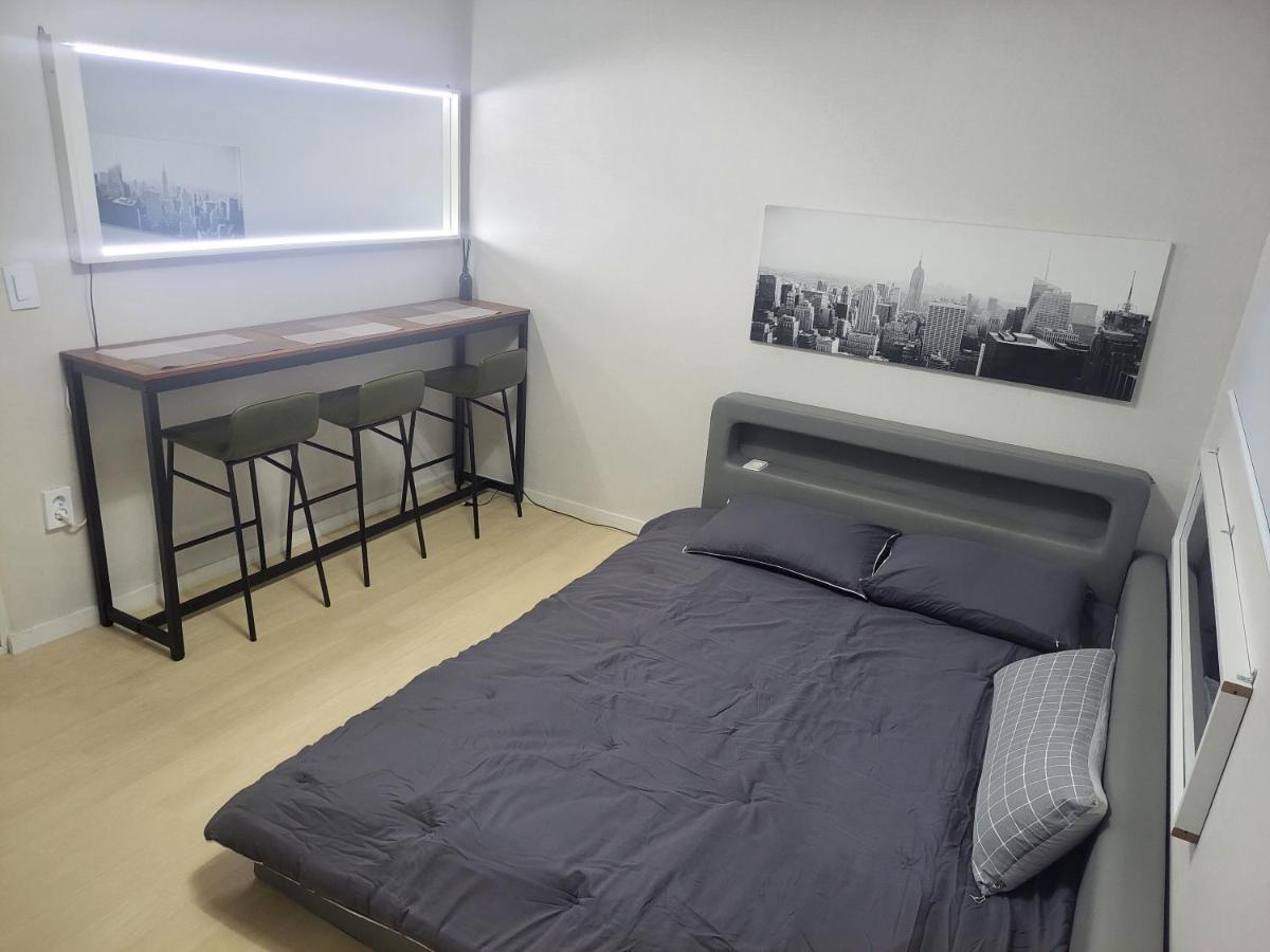 Newly Renovated 2 Bedroom #7 Căn hộ *