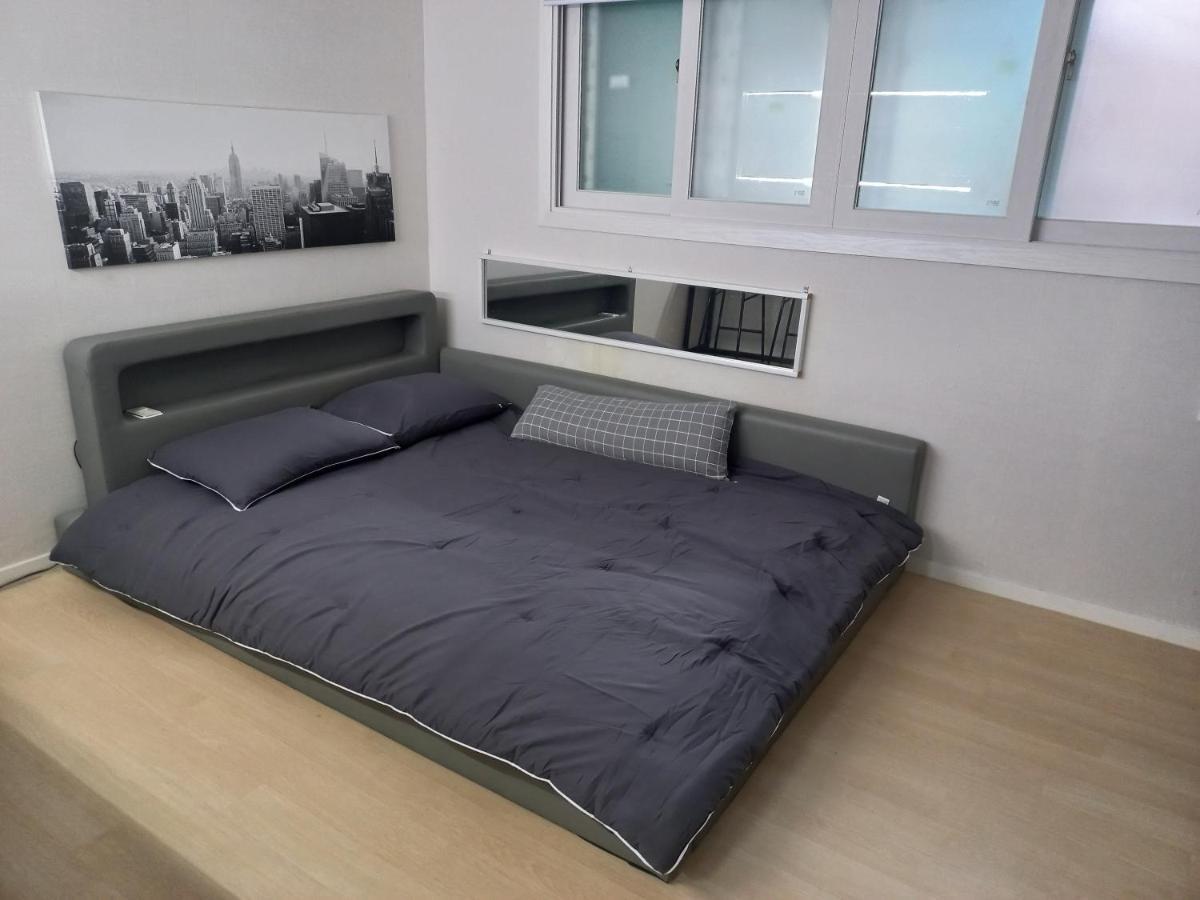 Newly Renovated 2 Bedroom #7 Căn hộ *